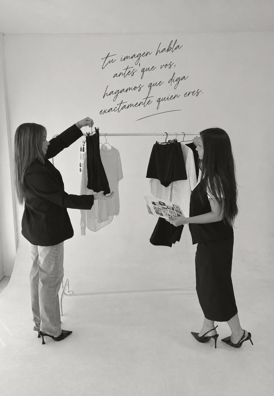 Dos mujeres eligiendo prendas en un perchero, con la frase tu imagen habla antes que vos