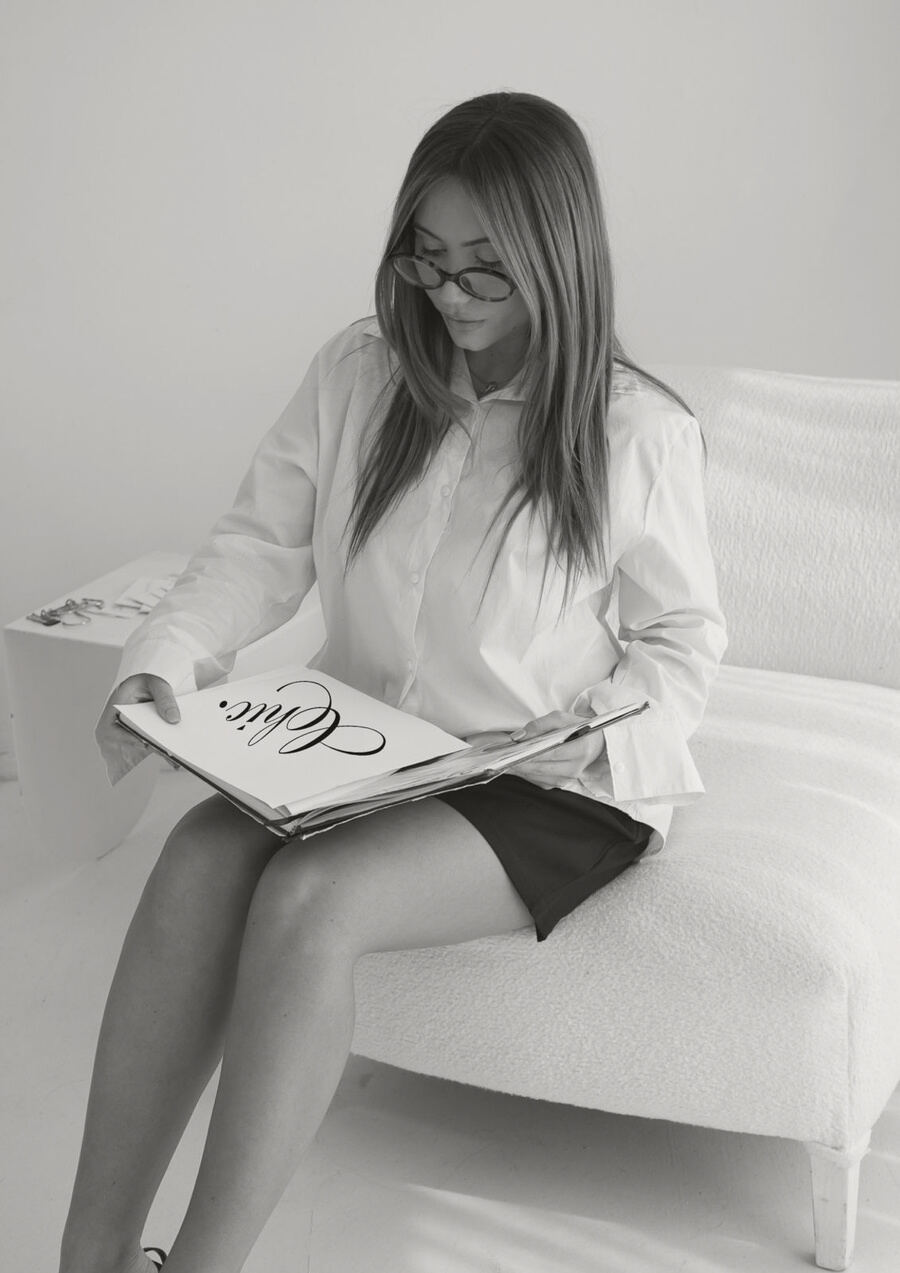Modelo de pie en un estudio con camisa blanca