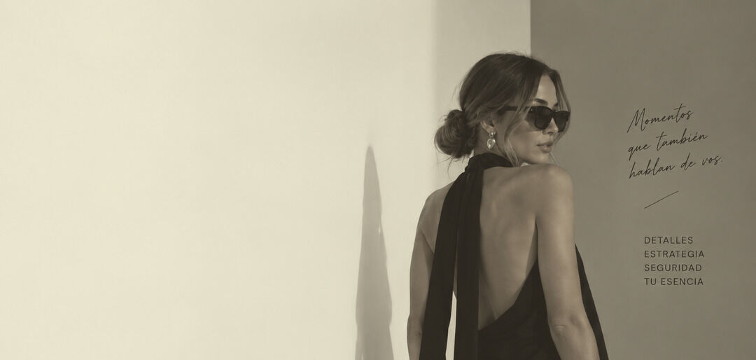 Pia con vestido negro de espalda descubierta y anteojos, junto a la frase Momentos que tambien hablan de vos